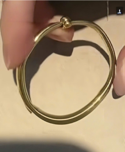 Đeo thử vòng vàng 10 giây, khách hàng bị cửa hàng yêu cầu bồi thường 4 triệu đồng: 