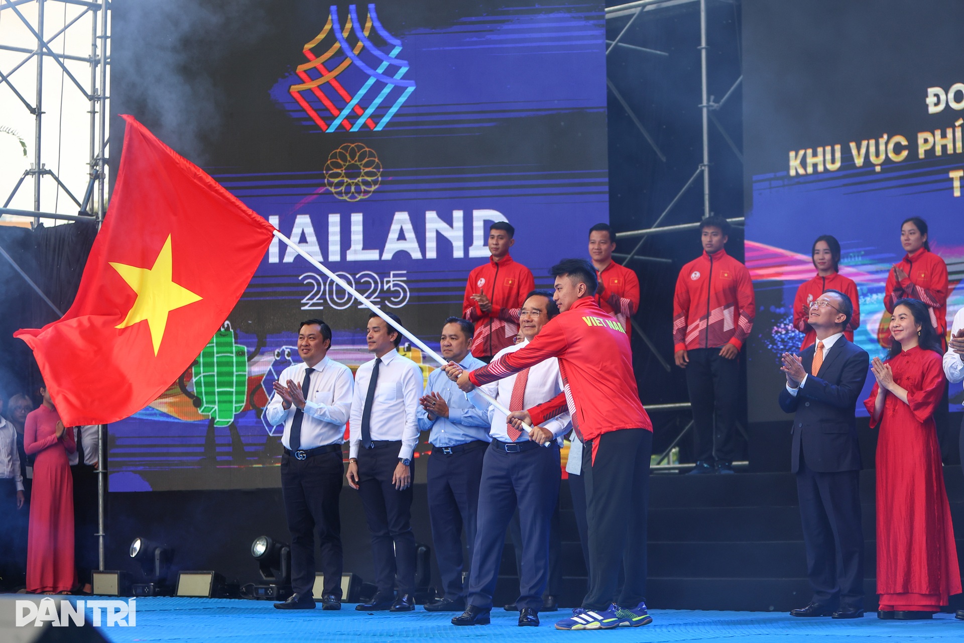 Hàng trăm VĐV hừng hực khí thế lên đường tranh tài SEA Games 33 - 10