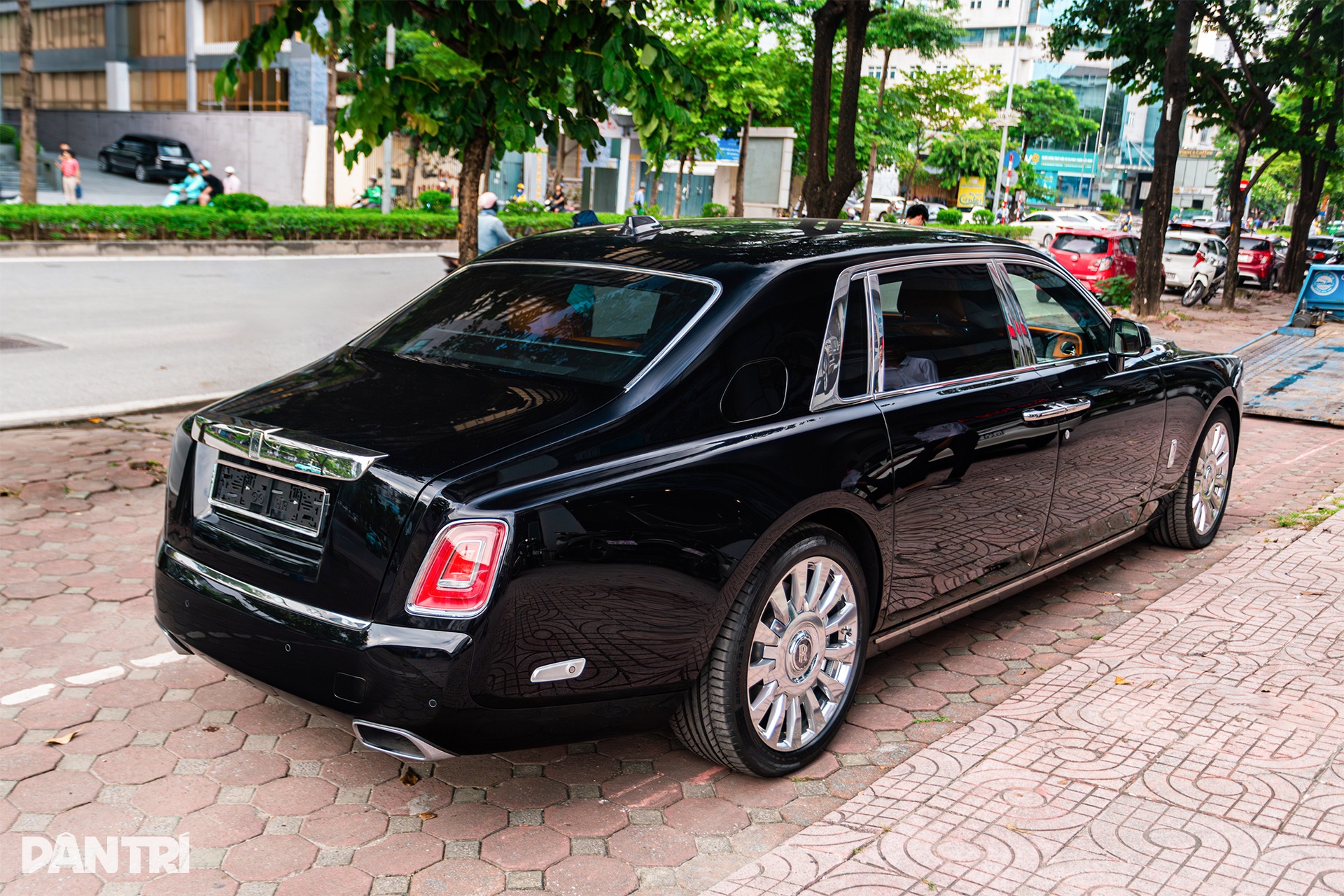 Rolls-Royce Phantom VIII chào giá 62 tỷ, rao 3 năm chưa tìm được người mua - 2