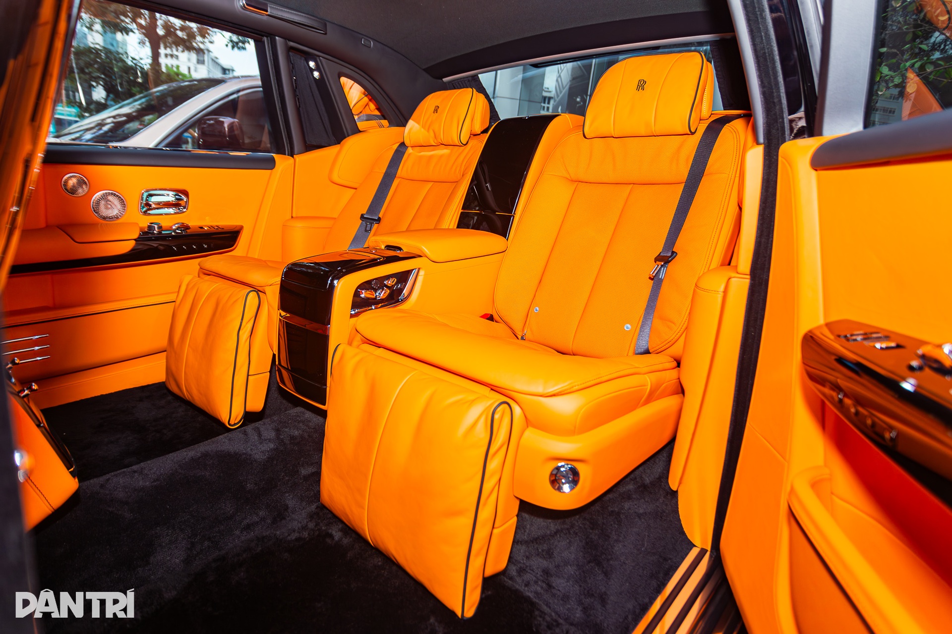 Rolls-Royce Phantom VIII chào giá 62 tỷ, rao 3 năm chưa tìm được người mua - 9