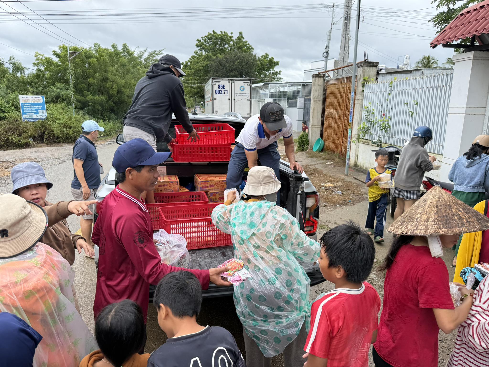 Đoàn xe Bí thư Đắk Lắk che chắn cho người dân qua đoạn ngập - Ảnh 6.