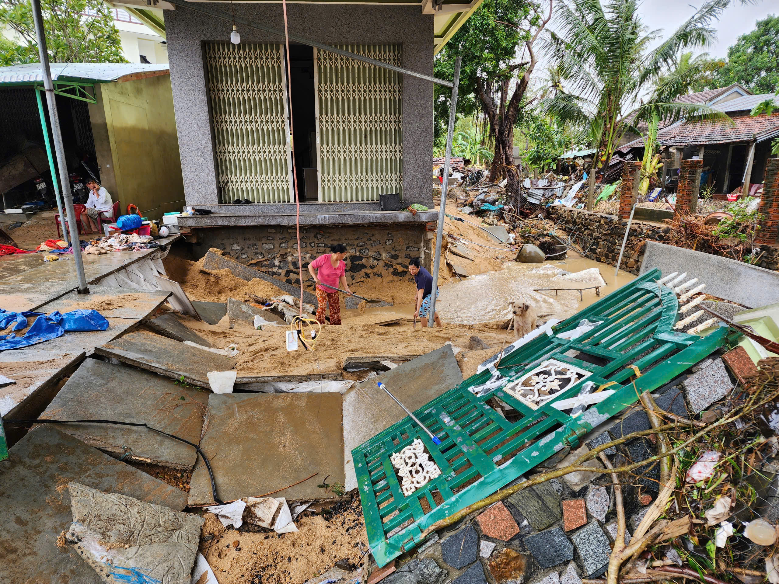 Lũ khốc liệt ở xã Tuy An Bắc, cuốn trơ móng nhà, phá nát tường - Ảnh 4.