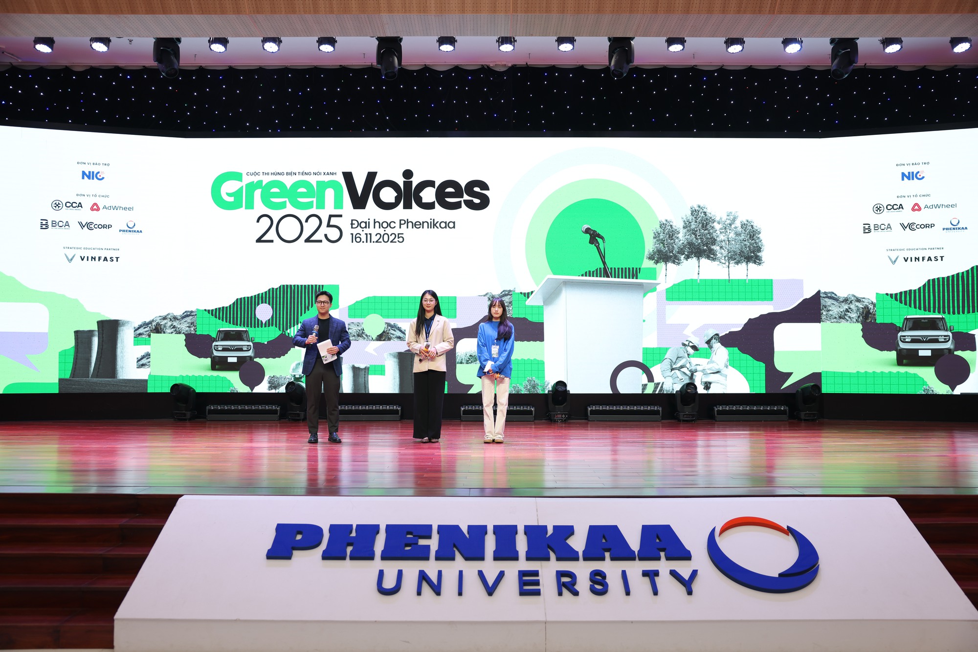 2 nữ sinh ngành dược Đại học Phenikaa tại Green Voices: 'Muốn làm rõ hiểu lầm về cháy nổ xe điện' - Ảnh 2.