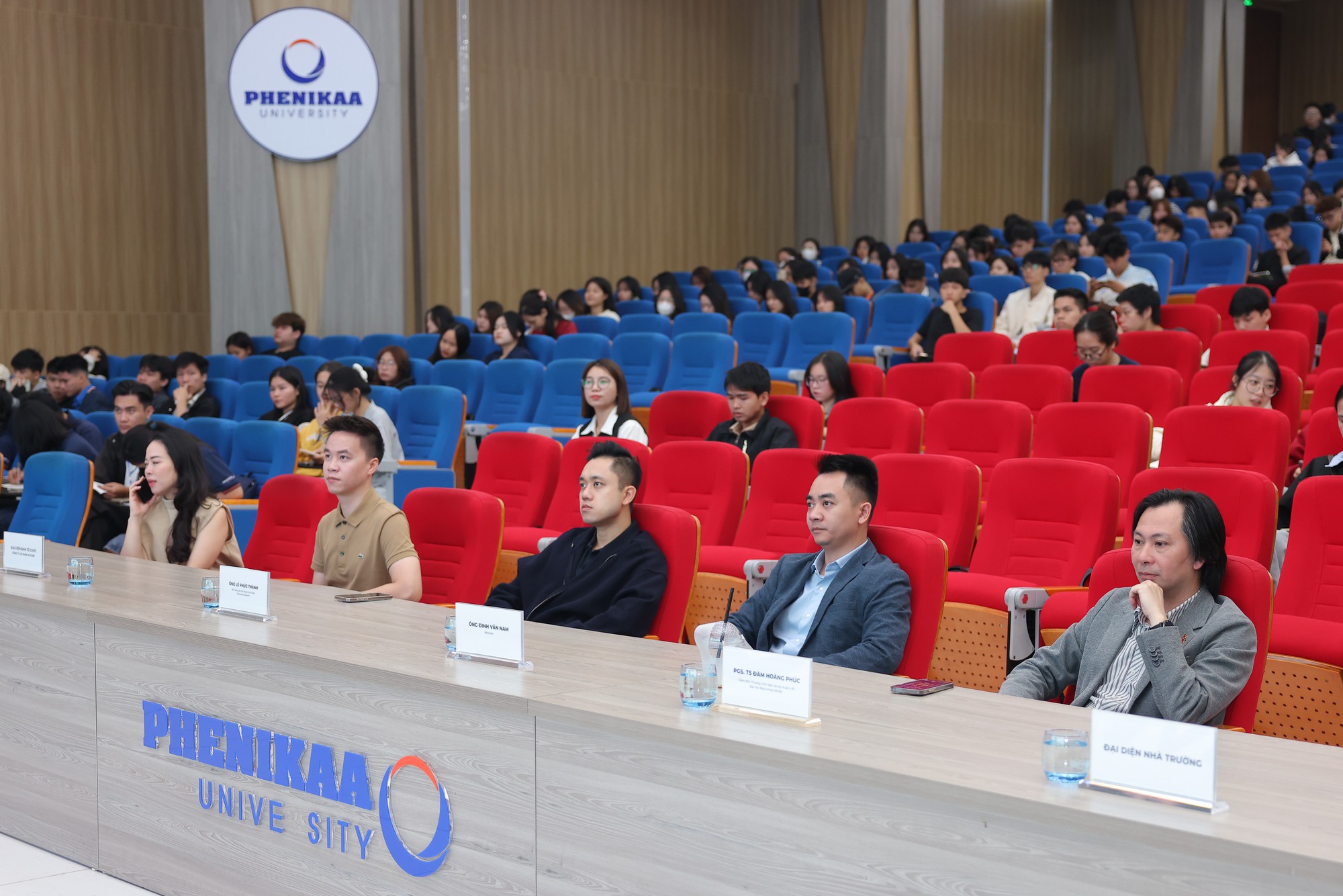 2 nữ sinh ngành dược Đại học Phenikaa tại Green Voices: 'Muốn làm rõ hiểu lầm về cháy nổ xe điện' - Ảnh 4.