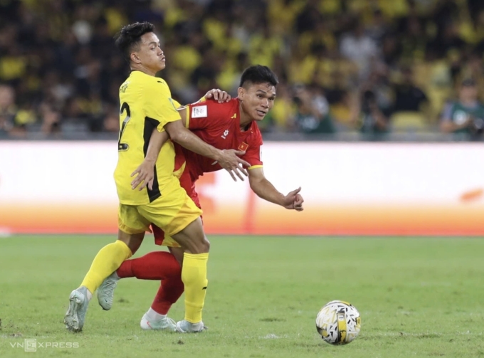 Đội tuyển Việt Nam (áo đỏ) thua Malaysia 0-4 ở lượt hai bảng F vòng loại cuối Asian Cup 2027, trên sân Bukit Jalil, Malaysia ngày 10/6/2025. Ảnh: Hai Tư.