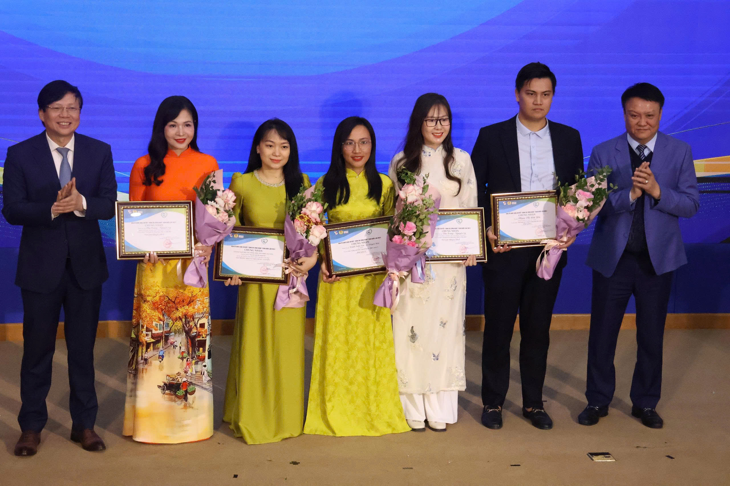 Trao giải cuộc thi viết 