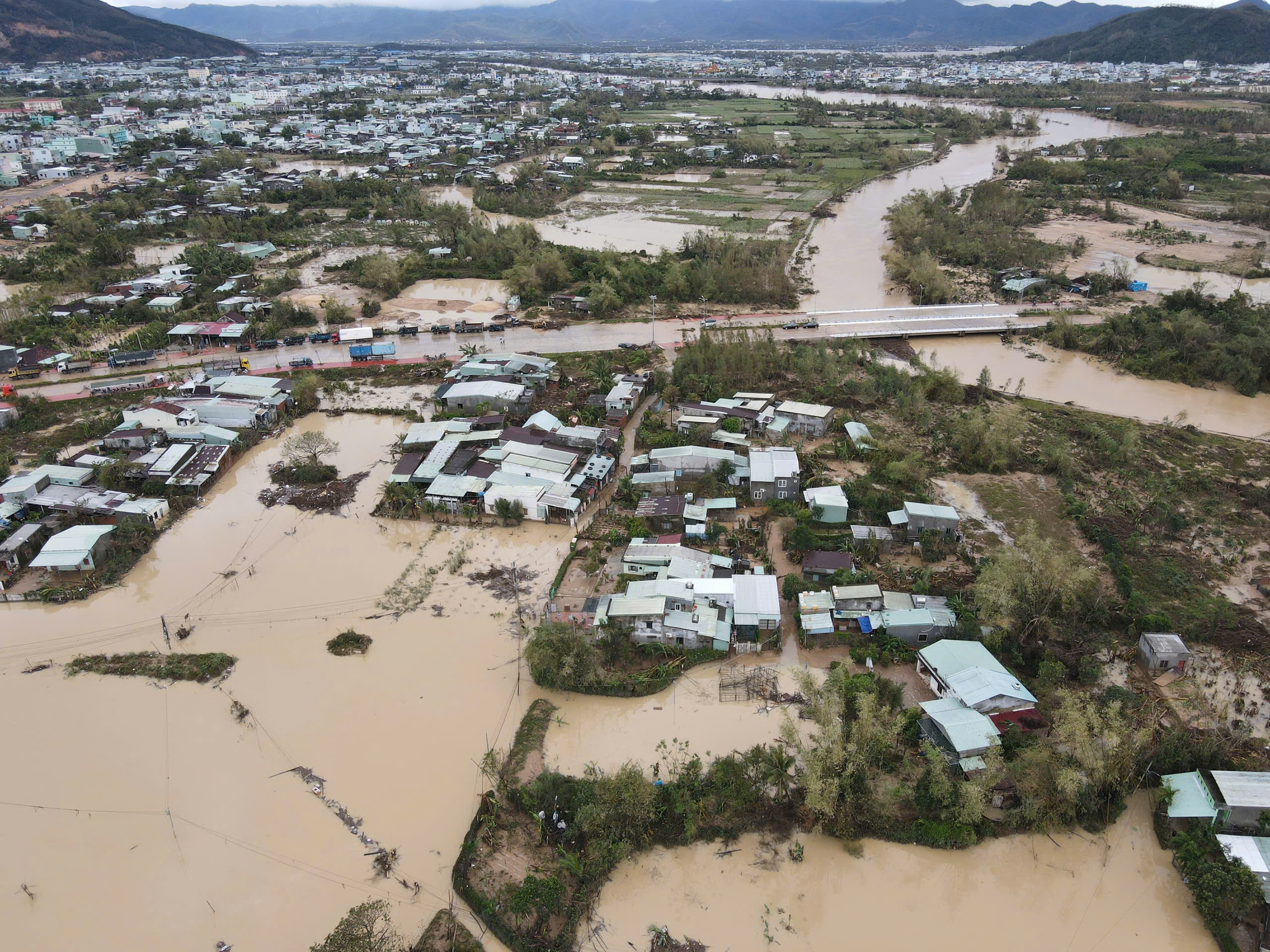 Quy Nhơn ngập lụt: 'Trắng tay, không biết bắt đầu lại từ đâu'- Ảnh 2. Quy Nhơn ngập lụt: 'Trắng tay, không biết bắt đầu lại từ đâu'- Ảnh 2.