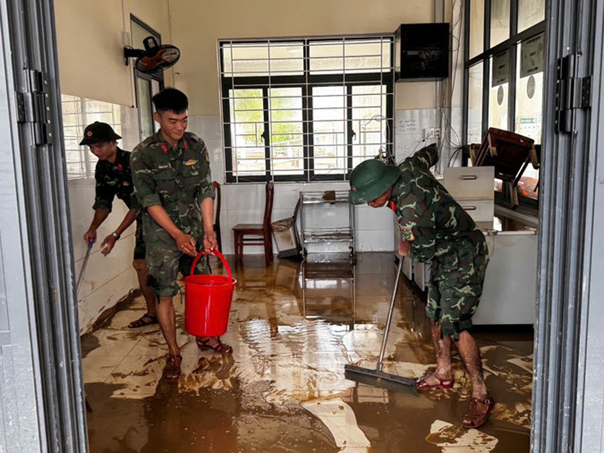 Quy Nhơn ngập lụt: 'Trắng tay, không biết bắt đầu lại từ đâu'- Ảnh 3. Quy Nhơn ngập lụt: 'Trắng tay, không biết bắt đầu lại từ đâu'- Ảnh 3.