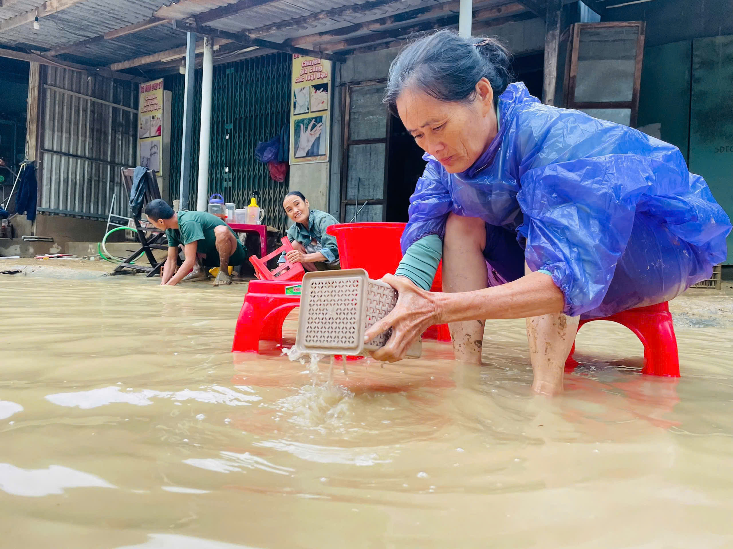 Quy Nhơn ngập lụt: 'Trắng tay, không biết bắt đầu lại từ đâu'- Ảnh 4. Quy Nhơn ngập lụt: 'Trắng tay, không biết bắt đầu lại từ đâu'- Ảnh 4.
