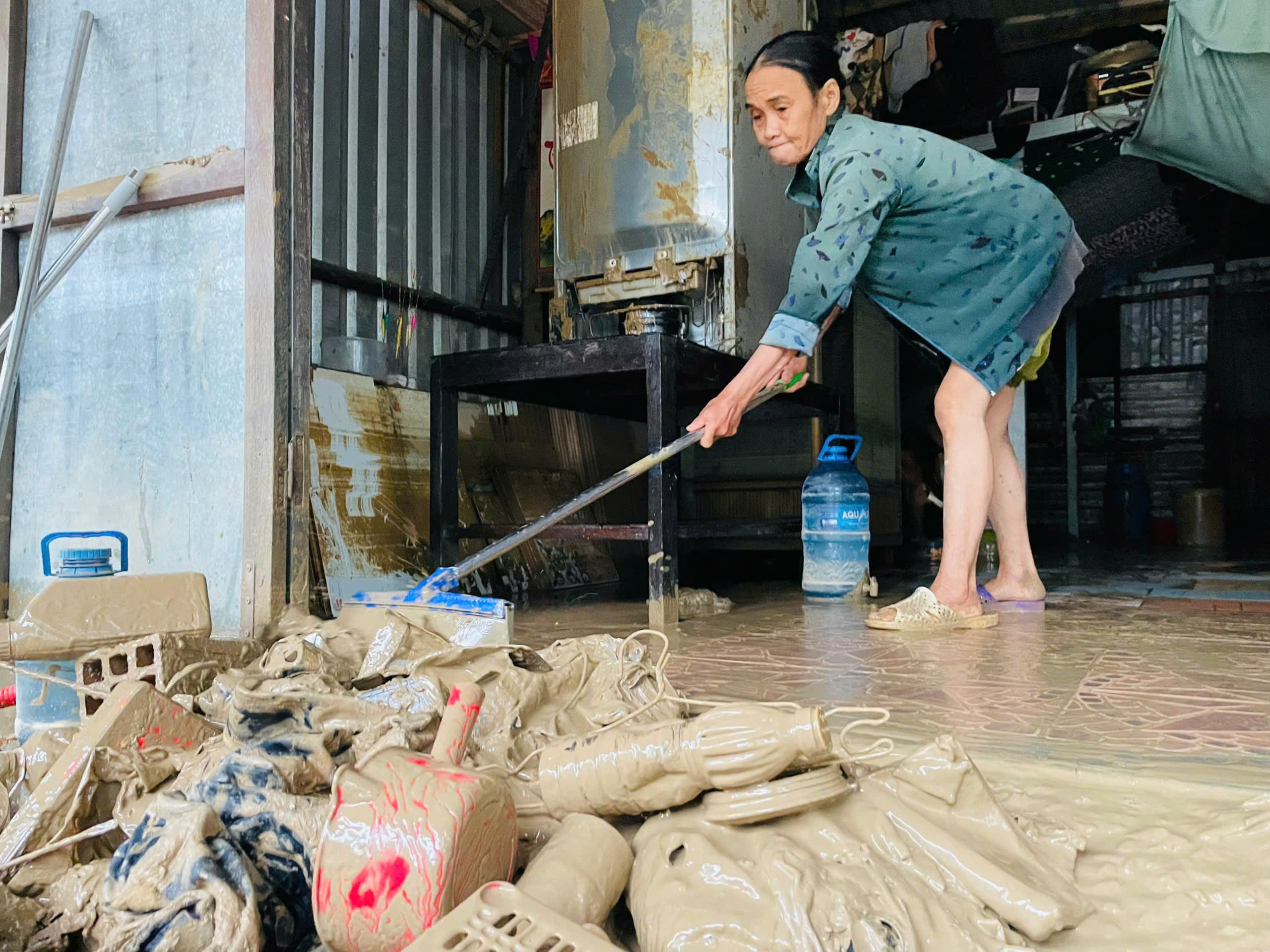 Quy Nhơn ngập lụt: 'Trắng tay, không biết bắt đầu lại từ đâu'- Ảnh 5. Quy Nhơn ngập lụt: 'Trắng tay, không biết bắt đầu lại từ đâu'- Ảnh 5.