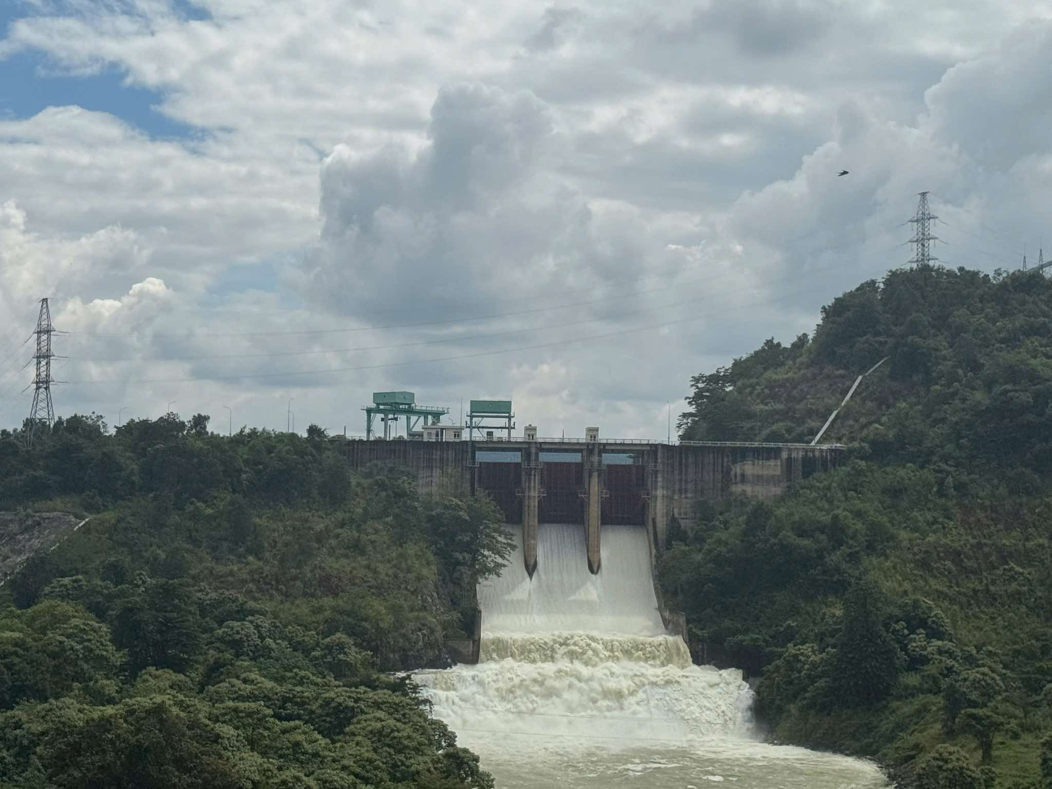 'Vỡ đập Đồng Cam', '10 người chết vì dính axit khi lặn vớt tôm hùm' là tin giả - Ảnh 2.