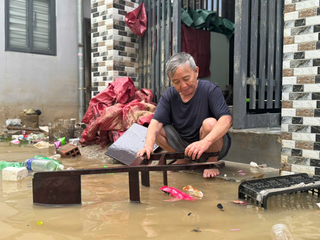 Quy Nhơn ngập lụt: Khổ sở sau đêm ‘chỉ kịp leo lên mái nhà’- Ảnh 2. Quy Nhơn ngập lụt: Khổ sở sau đêm ‘chỉ kịp leo lên mái nhà’- Ảnh 2.