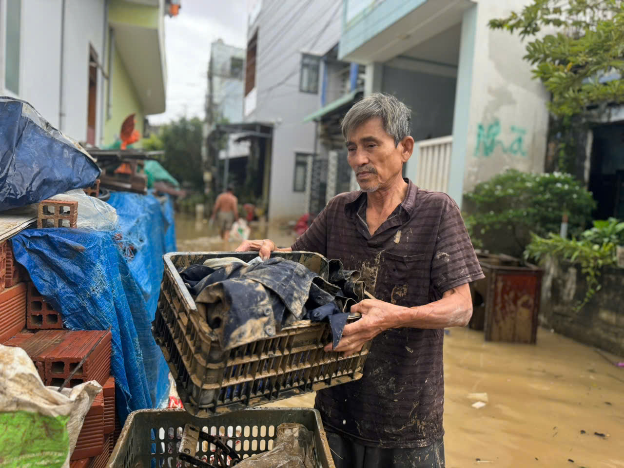 Quy Nhơn ngập lụt: Khổ sở sau đêm ‘chỉ kịp leo lên mái nhà’- Ảnh 3. Quy Nhơn ngập lụt: Khổ sở sau đêm ‘chỉ kịp leo lên mái nhà’- Ảnh 3.