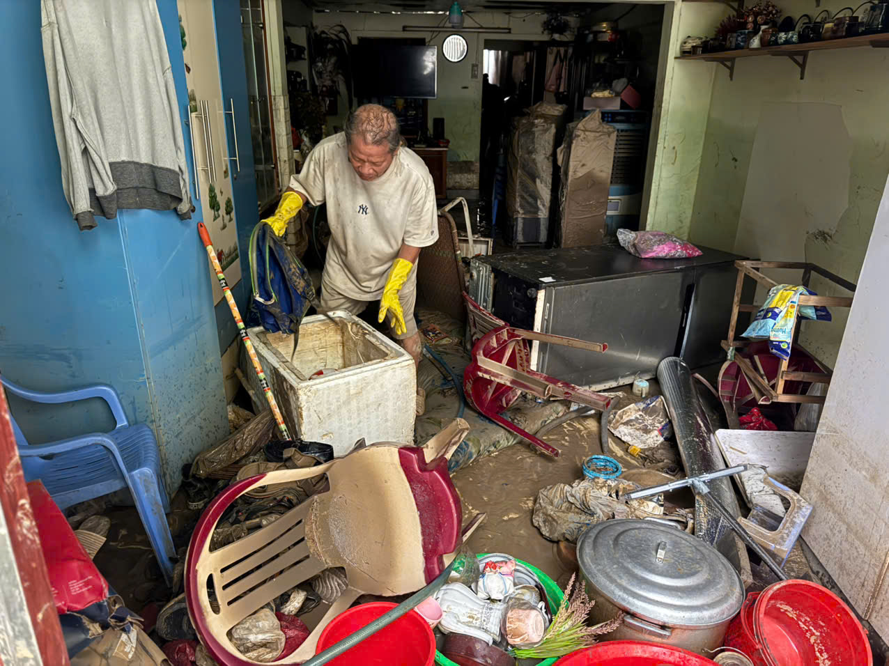 Quy Nhơn ngập lụt: Khổ sở sau đêm ‘chỉ kịp leo lên mái nhà’- Ảnh 5. Quy Nhơn ngập lụt: Khổ sở sau đêm ‘chỉ kịp leo lên mái nhà’- Ảnh 5.