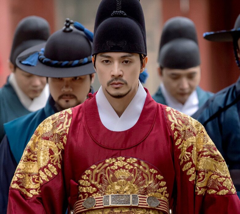 Kim Ji Hoon vào vai vị quân vương thông thái, nhân từ Lee Sung trong Cung Điện Ma Ám.