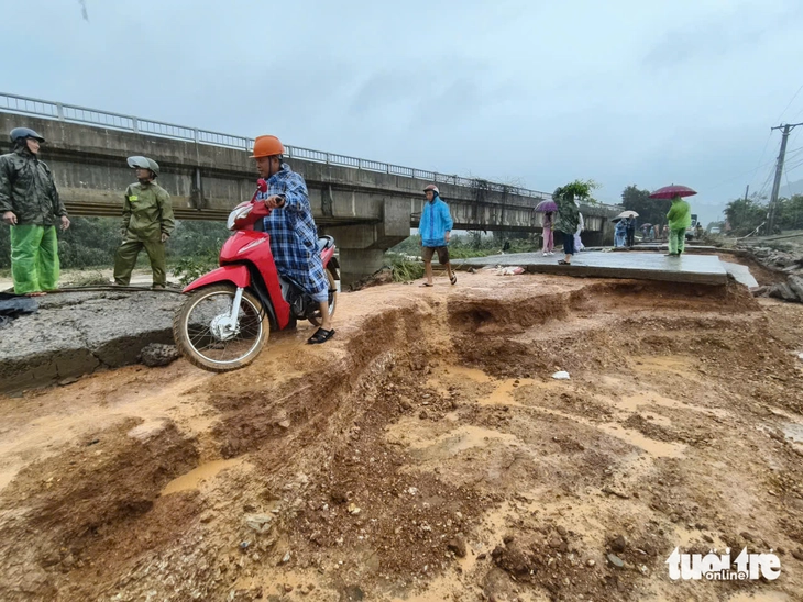 Lũ vượt mốc lịch sử, đã có 19 người chết: Đắk Lắk công bố tình huống khẩn cấp 3 Lũ vượt mốc lịch sử, đã có 19 người chết: Đắk Lắk công bố tình huống khẩn cấp - Ảnh 3.
