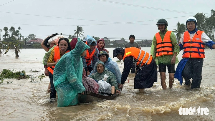 Phó thủ tướng thị sát vùng lũ Đa Nhim, yêu cầu 10 ngày phải thông đèo Mimosa - Ảnh 8.