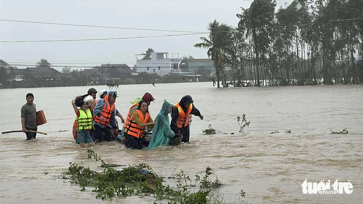 Phó thủ tướng thị sát vùng lũ Đa Nhim, yêu cầu 10 ngày phải thông đèo Mimosa - Ảnh 9.