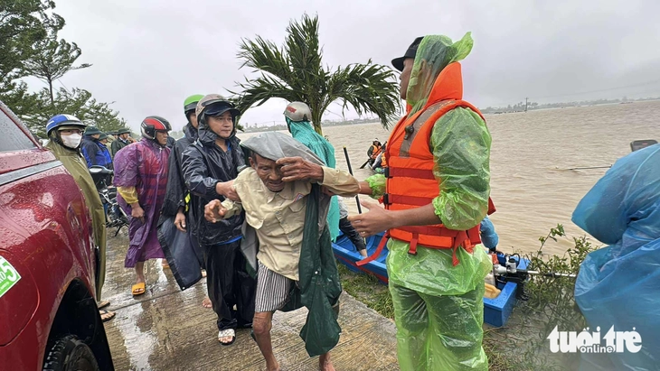 Phó thủ tướng thị sát vùng lũ Đa Nhim, yêu cầu 10 ngày phải thông đèo Mimosa - Ảnh 11.