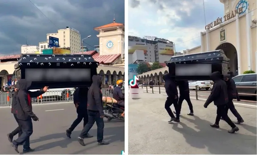 Nhóm người khiêng quan tài trước cổng chợ Bến Thành. Ảnh chụp màn hình khiêng quan tài
