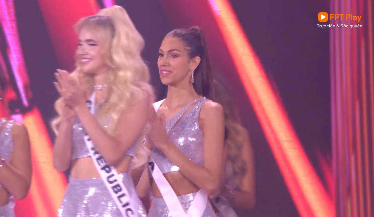 Màn hô tên của Hương Giang.