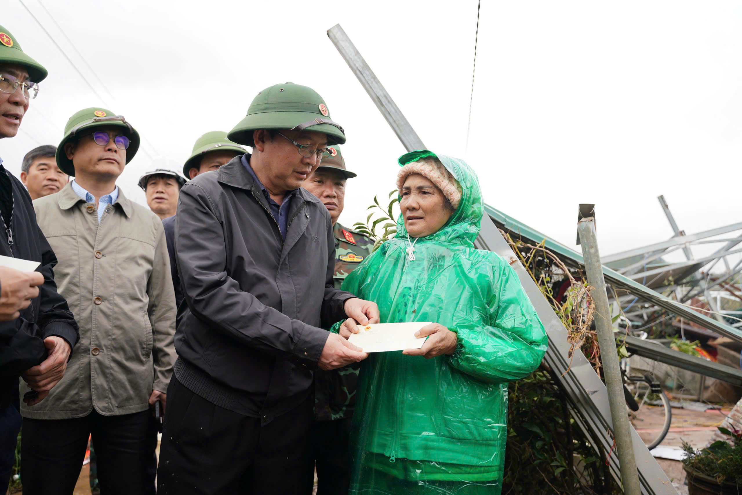 Phó thủ tướng Hồ Quốc Dũng: Trong 10 ngày phải thông đèo Mimosa sạt lở - Ảnh 5.