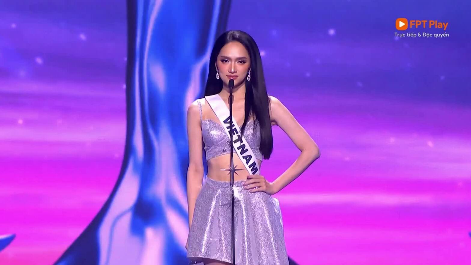 Màn hô tên của Hương Giang