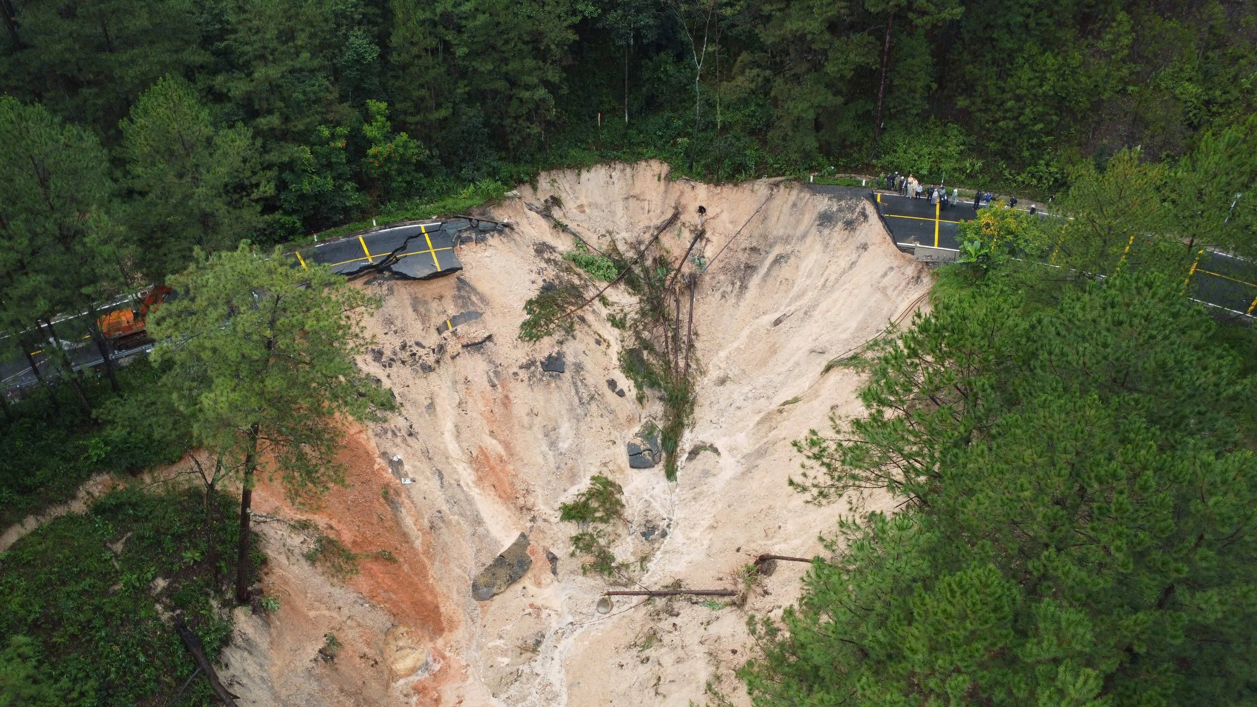 Lâm Đồng thiệt hại hơn 1.000 tỉ đồng do mưa lũ, sạt lở - Ảnh 3.