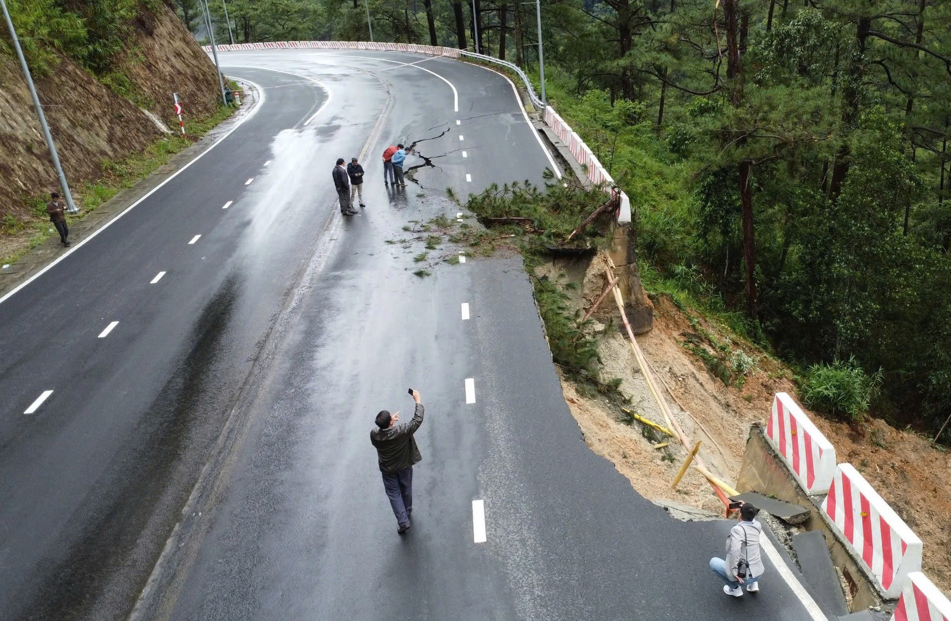 Lâm Đồng thiệt hại hơn 1.000 tỉ đồng do mưa lũ, sạt lở - Ảnh 4.