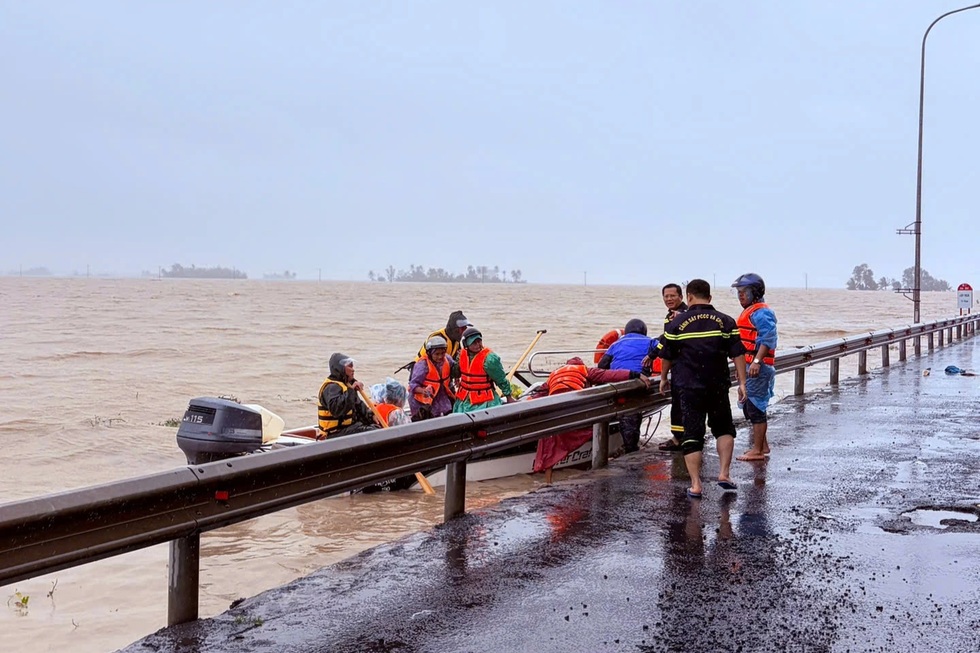 Sẽ có đoàn cứu hộ tiếp cận 14 công nhân bị cô lập, không còn gì để ăn - 4