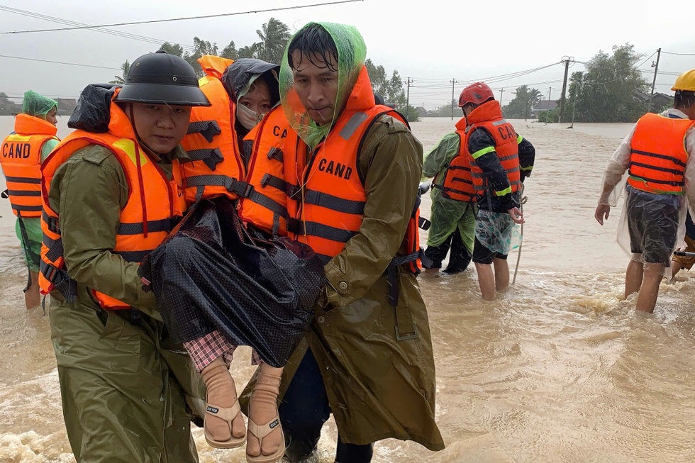Sẽ có đoàn cứu hộ tiếp cận 14 công nhân bị cô lập, không còn gì để ăn - 5