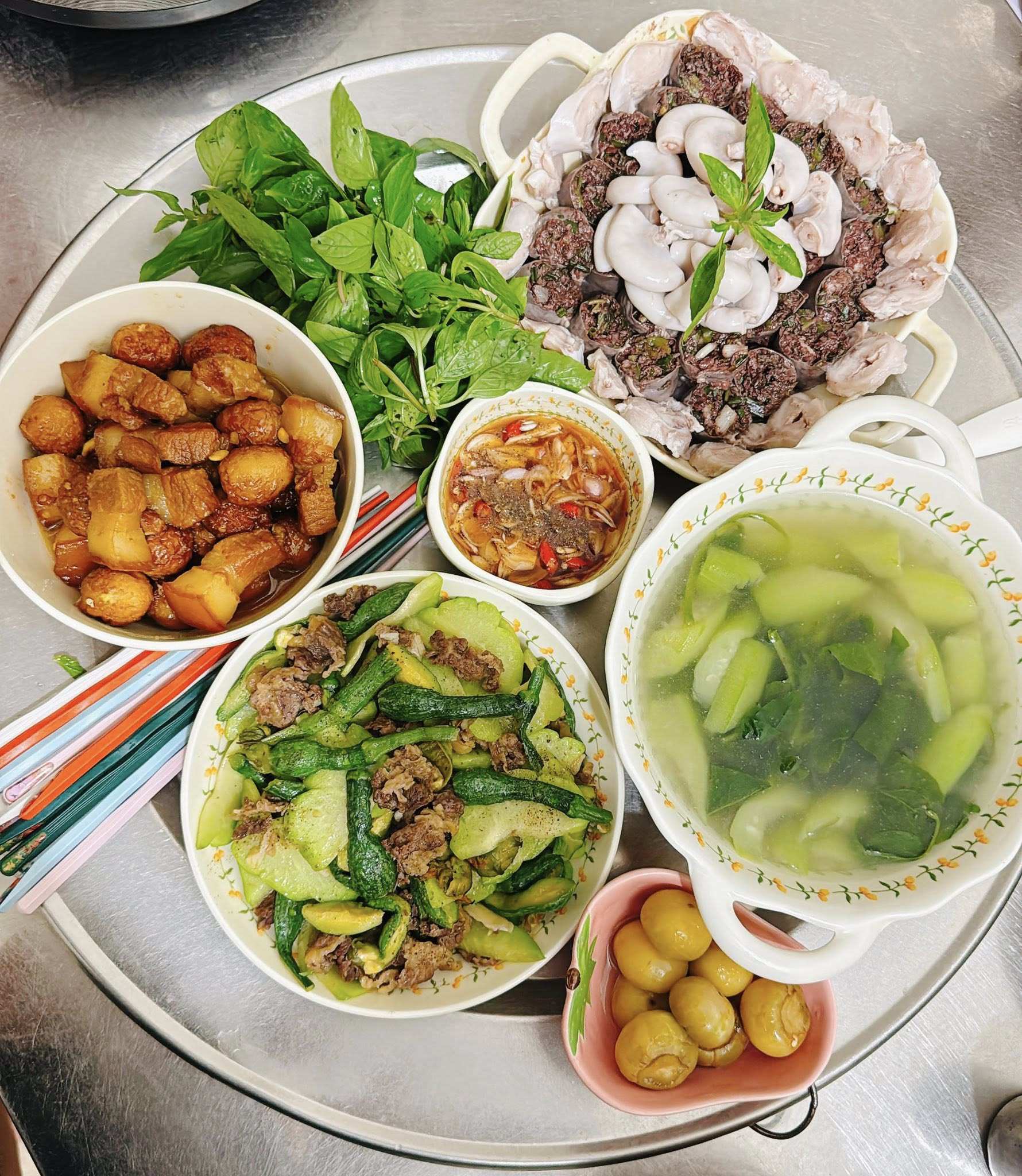  Su su, bí non xào bò - Thịt kho tàu - Canh mùng tơi - Tràng, dồi luộc - Cà pháo