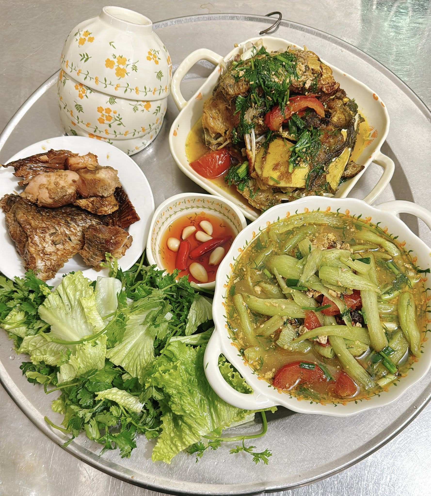 Cá chép kho tương - Đầu cá nấu canh chua dọc mùng - Rau sống các loại