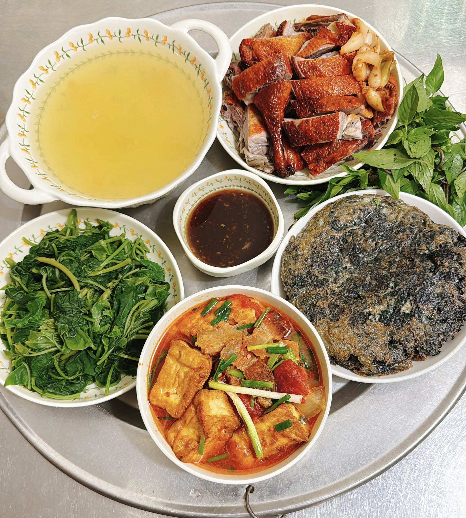  Vịt quay - Đậu sốt cà chua - Trứng tráng lá mơ - Rau lang luộc