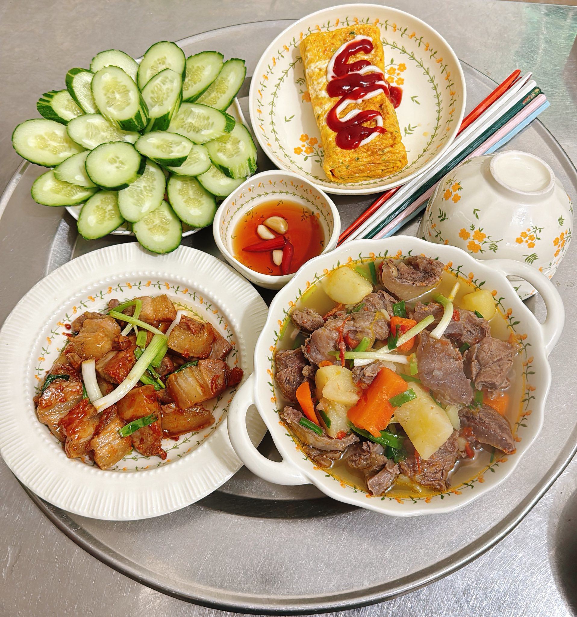 Thịt ba chỉ cháy cạnh - Trứng cuộn - Gân bò nấu khoai tây, cà rốt