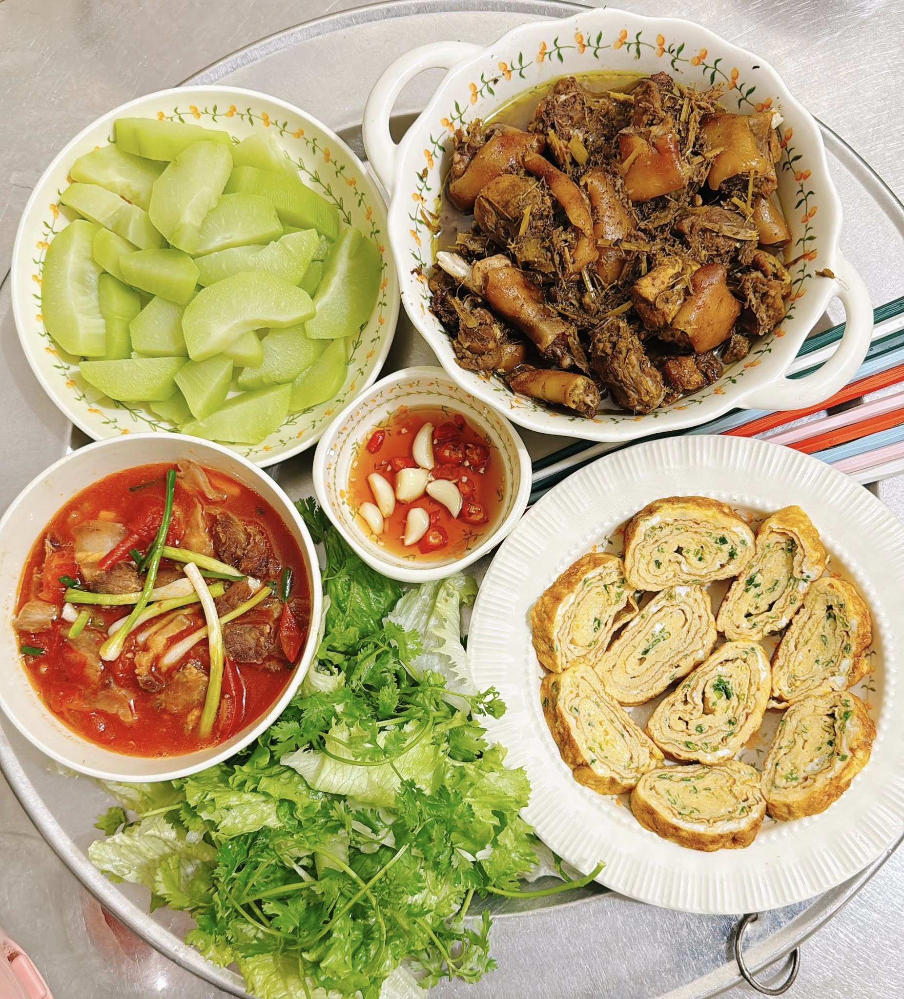 Giả cầy - Trứng cuộn - Thịt xốt cà chua - Su su luộc