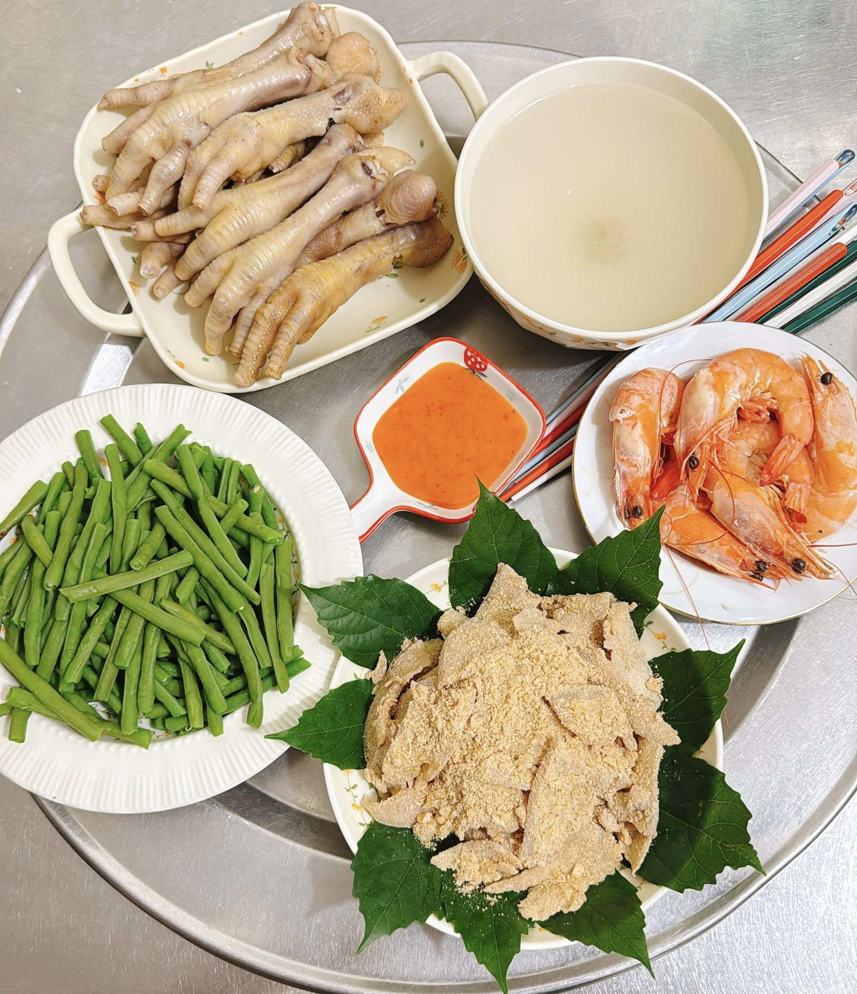 Chân gà luộc - Tôm hấp - Đậu đũa luộc - Nem tai thính