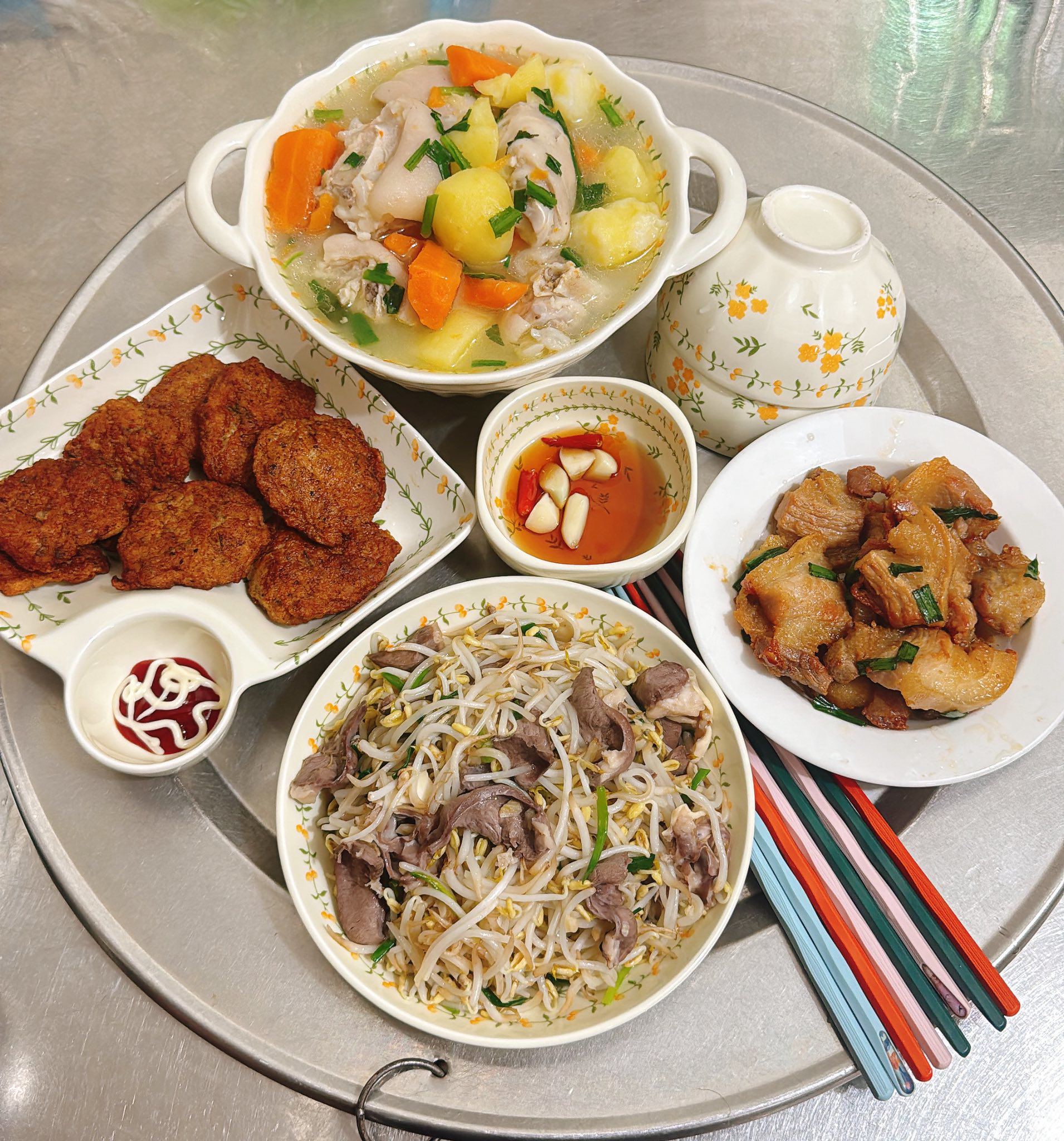 Giá đỗ xào tim - Chả cá - Móng giò nấu khoai tây, cà rốt - Thịt ba chỉ cháy cạnh