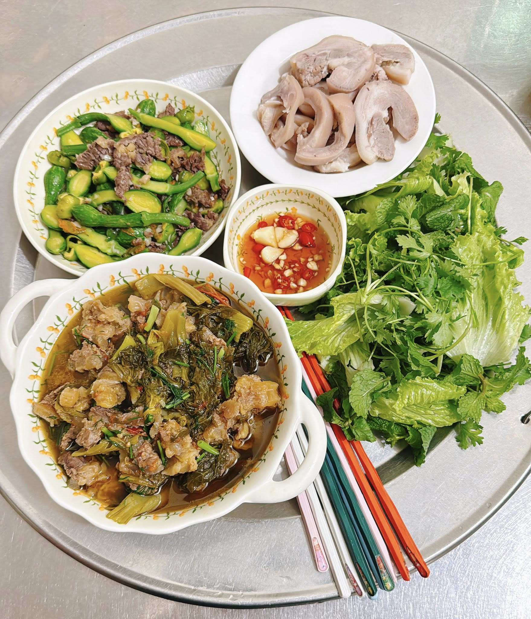 Bí non xào thịt bò - Mũi heo luộc - Gân bò nấu dưa - Rau sống các loại