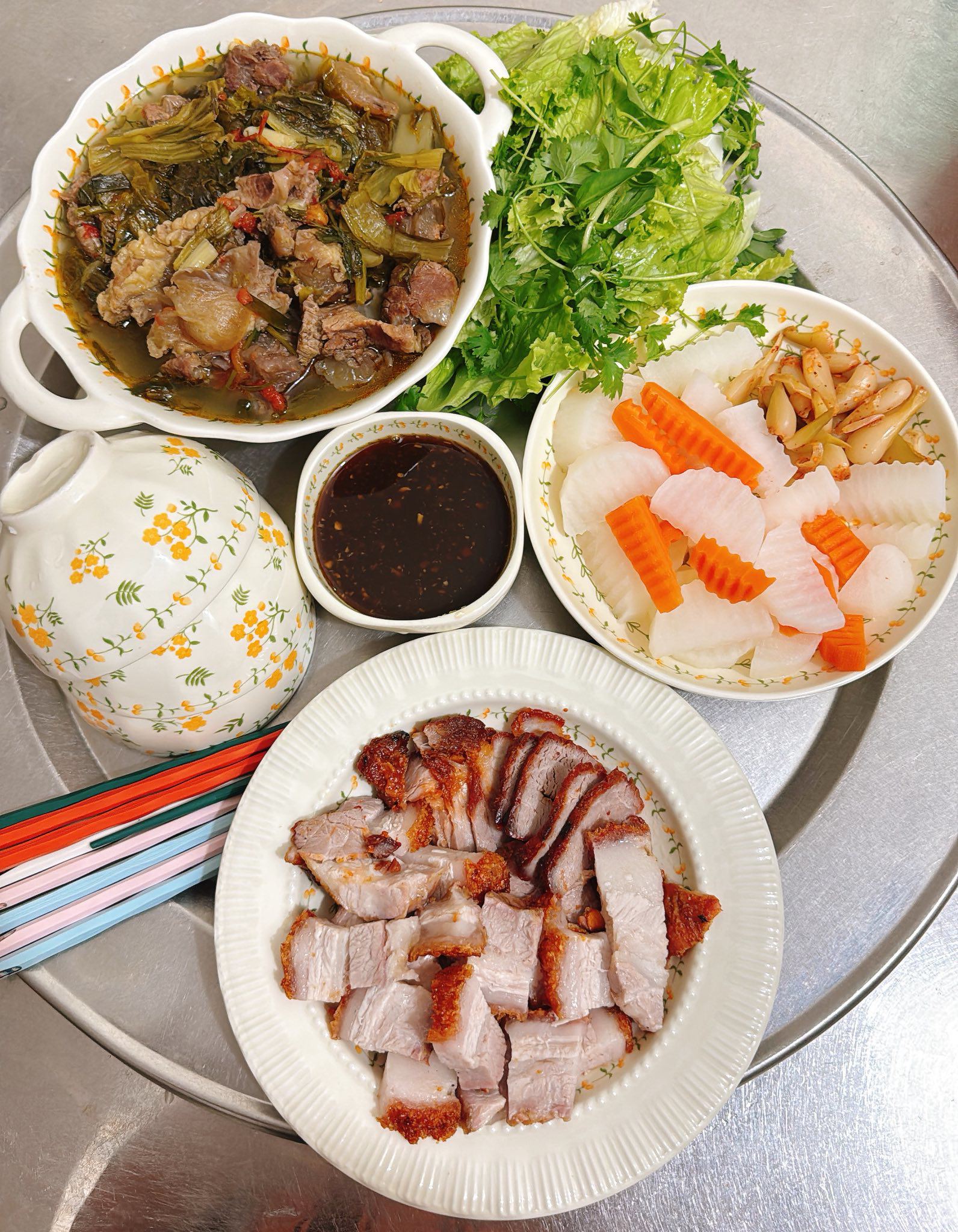 Thịt quay - Củ quả luộc - Canh dưa gân bò