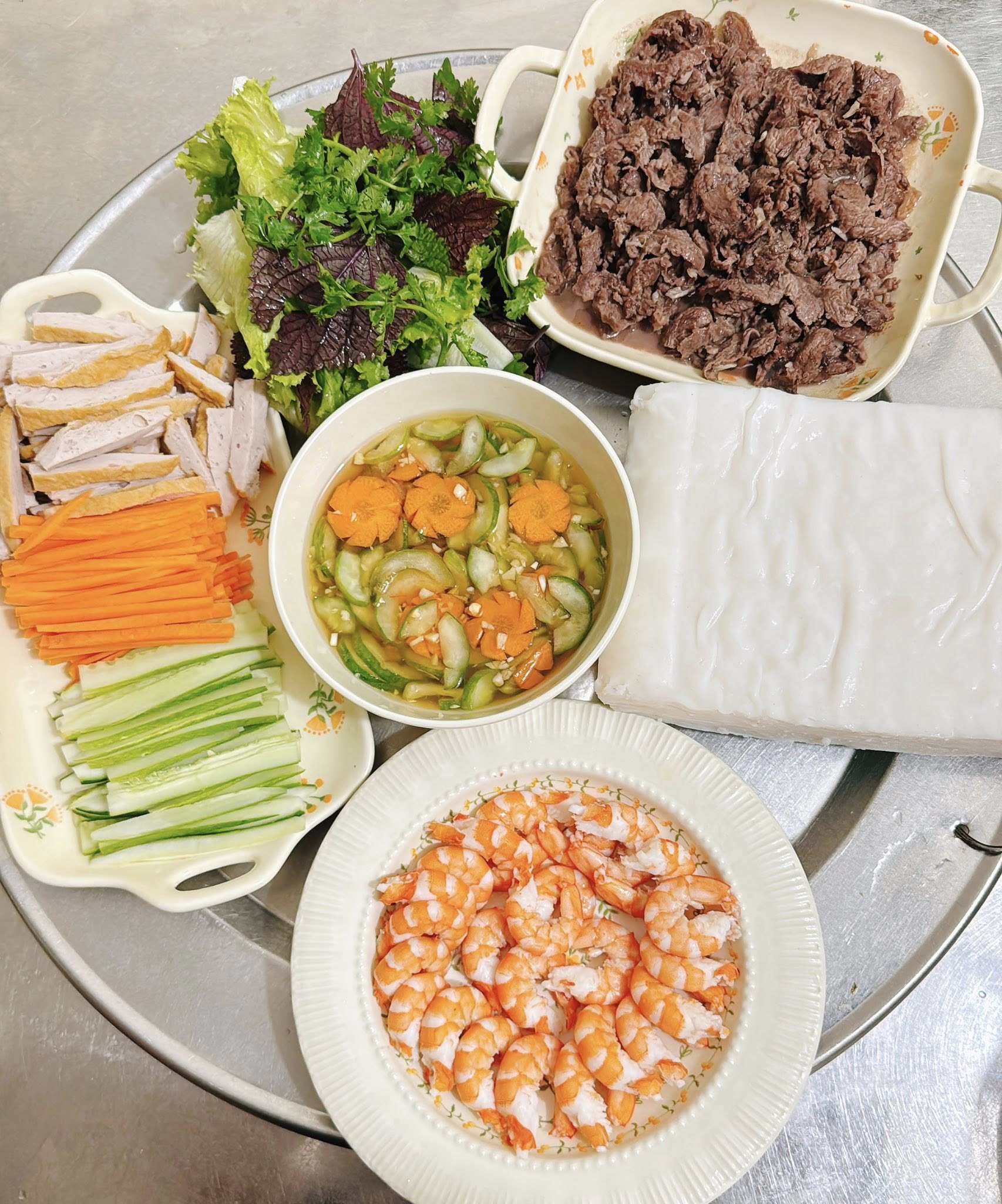 Cuốn tôm thịt - Tôm hấp - Bò xào - Chả - Các loại rau củ luộc