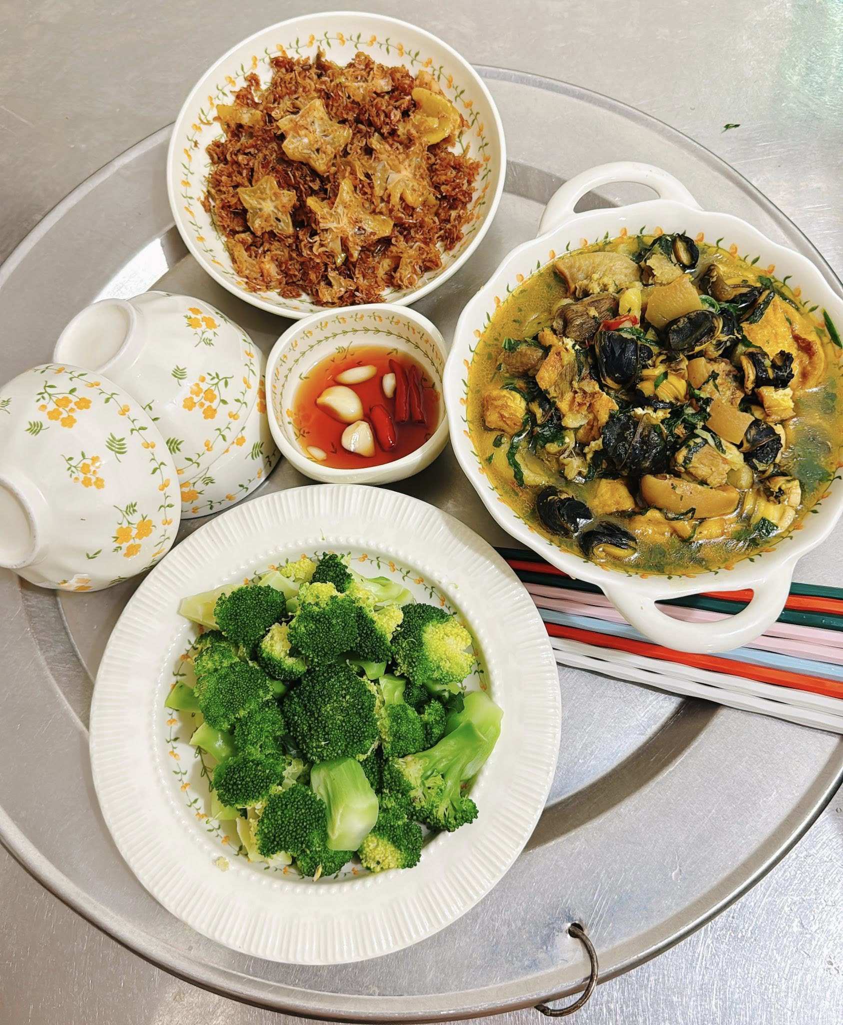 Ốc nhồi nấu chuối xanh - Súp lơ luộc - Tôm khô rang khế chua