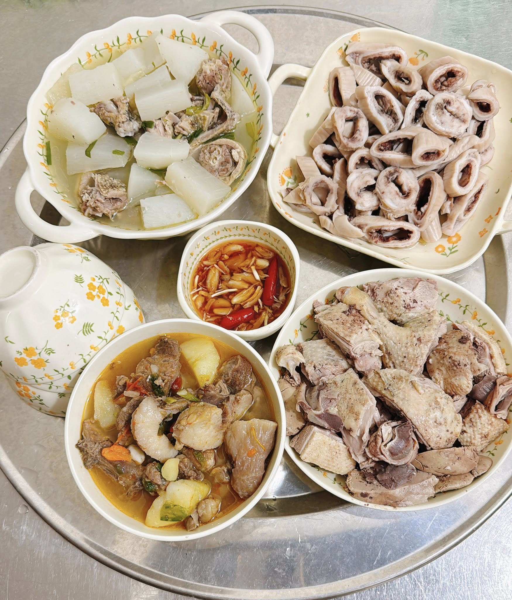 Củ cải nấu xương gà - Tràng luộc - Vịt luộc - Gân bò sốt khoai tây