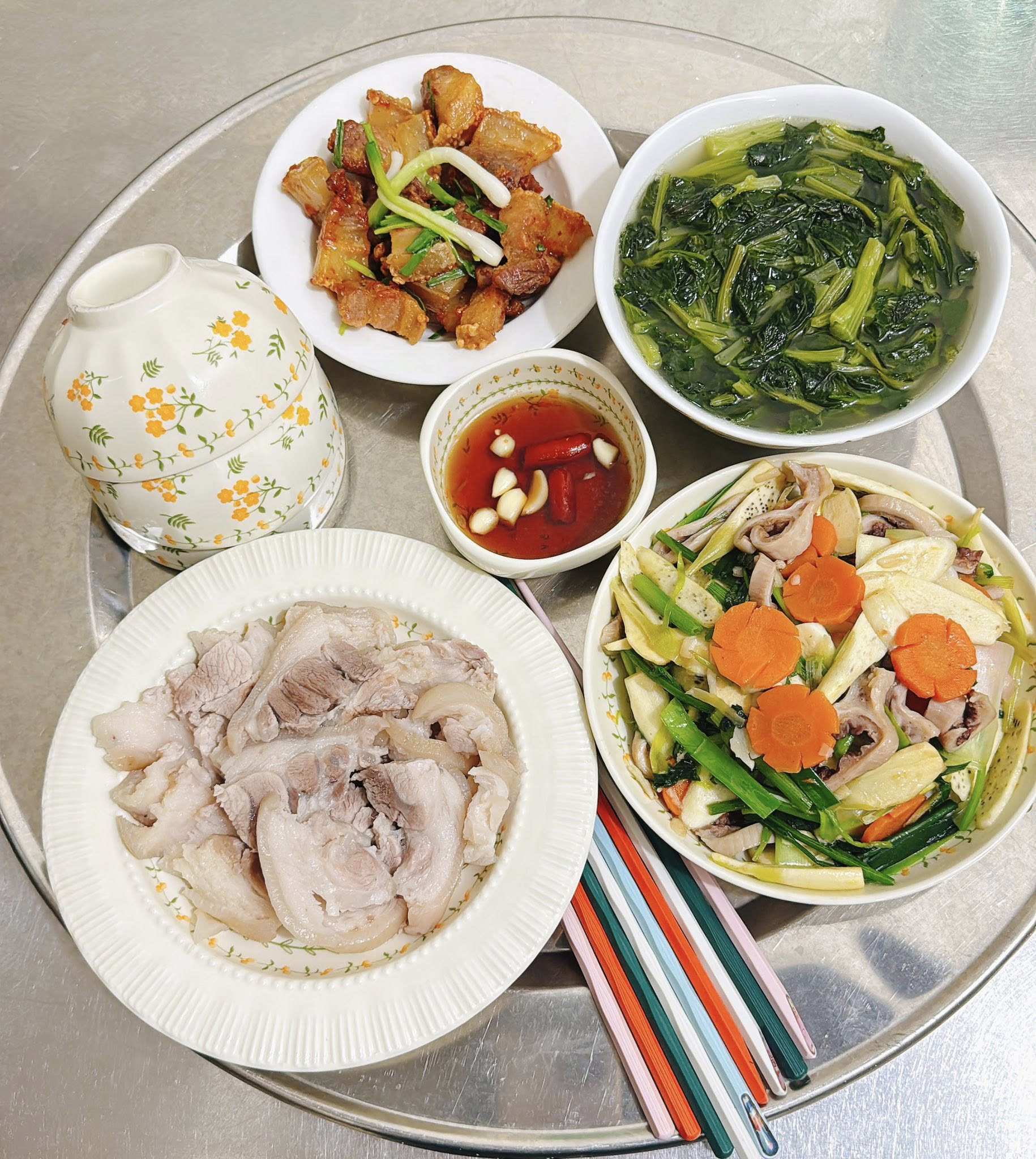 Thịt ba chỉ cháy cạnh - Bắp giò luộc - Canh cải ngọt - Tràng xào củ niễng 