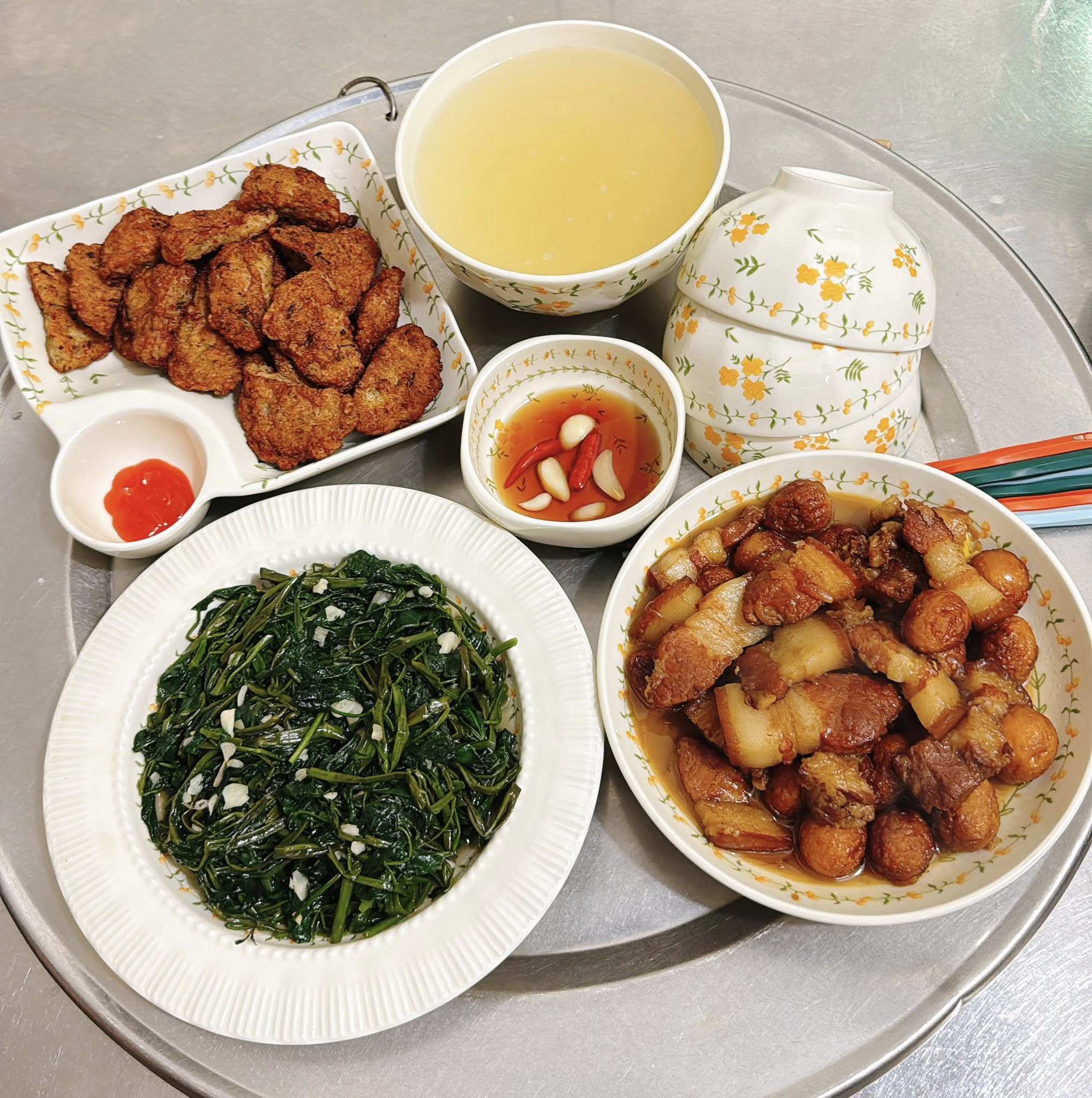 Rau muống xào - Chả cá rán - Thịt kho tàu