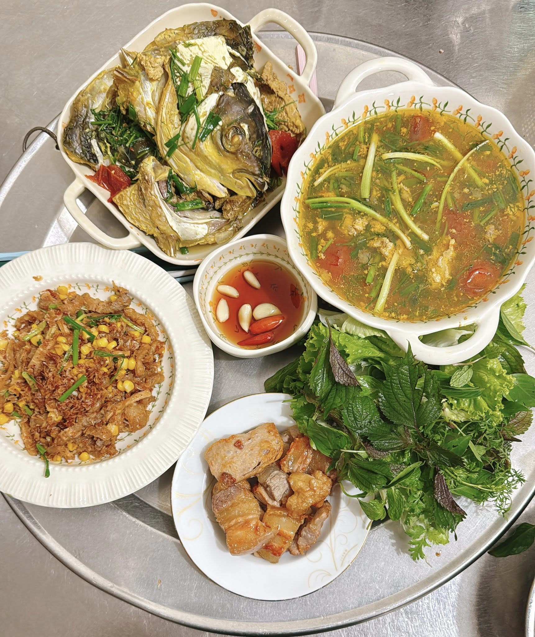 Canh cá nấu chua - Tép khô rang củ cải khô - Thịt ba chỉ cháy cạnh - Rau sống các loại