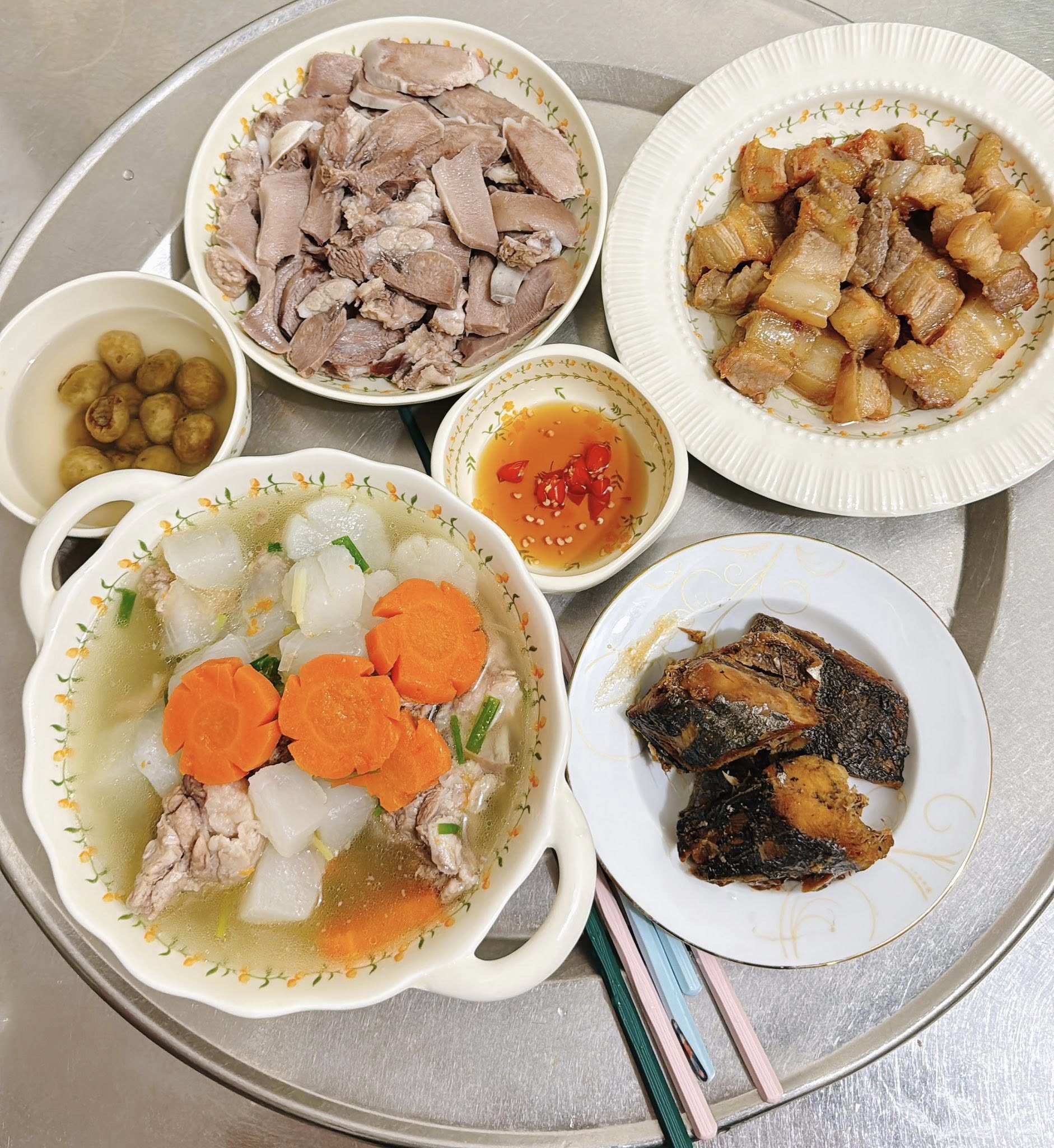 Cá nục kho tiêu gừng - Lưỡi luộc - Canh củ cải nấu xương