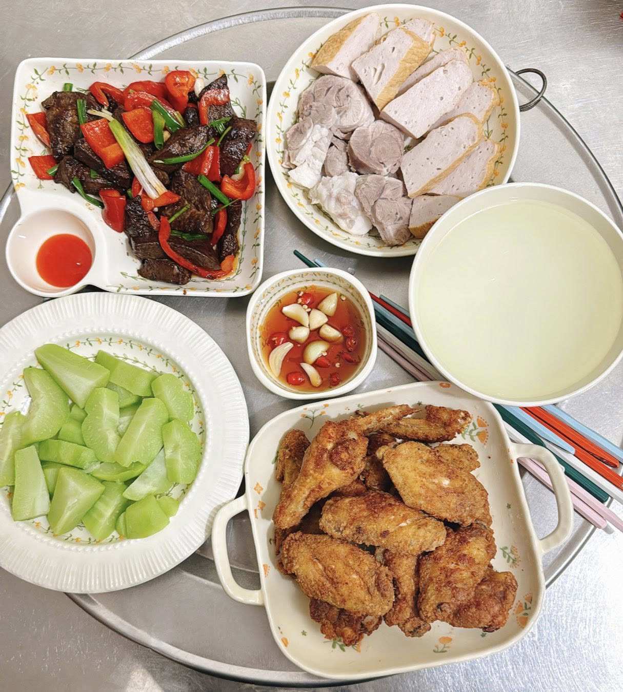 Gan cháy tỏi cùng ớt chuông - Cánh gà rán - Su su luộc - Thịt luộc - Chả