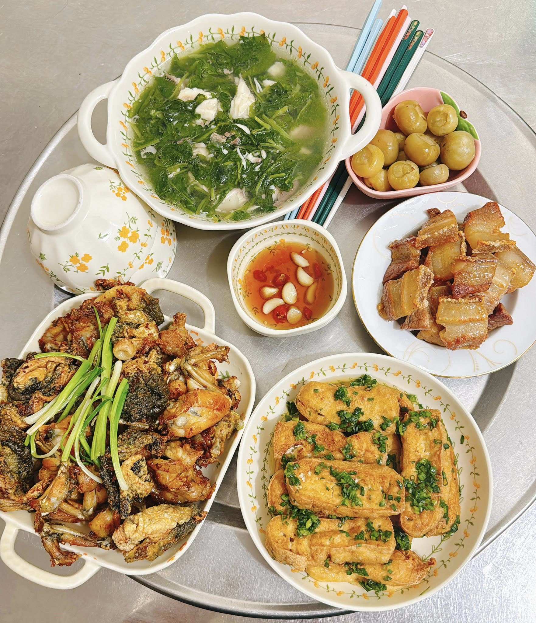 Ếch chiên giòn - Canh cải nấu cá quả - Đậu tẩm hành - Thịt ba chỉ cháy cạnh - Cà pháo