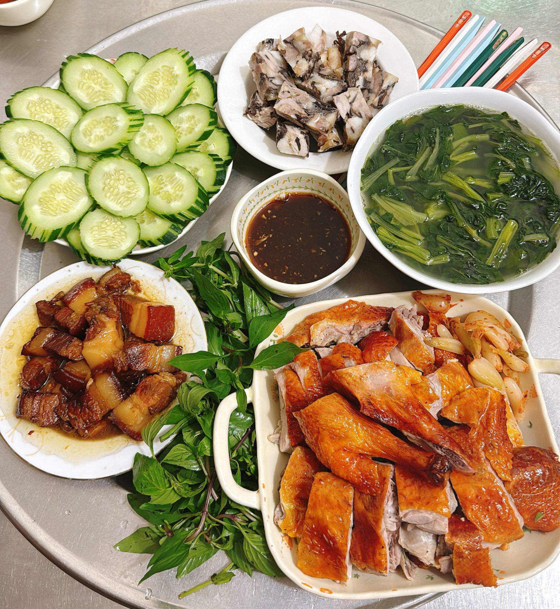 Vịt quay - Dưa chuột - Giò tai - Thịt kho tàu - Canh rau cải ngọt